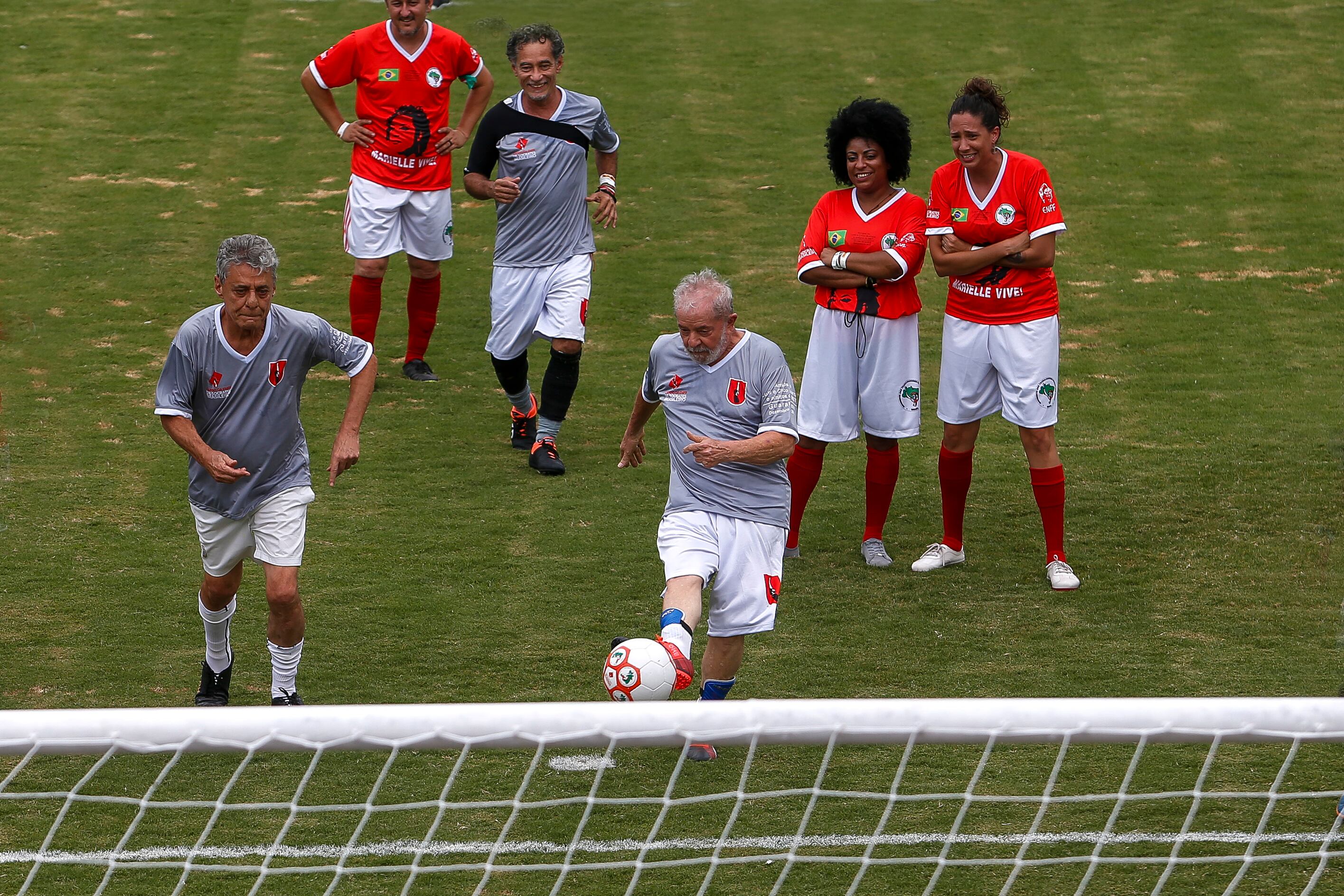 Chico Buarque y Lula fueron los goleadores del partido amistoso. 