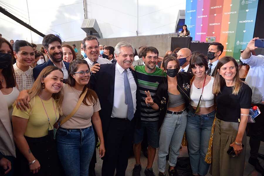 Alberto Fernández y Tristán Bauer en el relanzamiento del programa, en Tecnópolis.