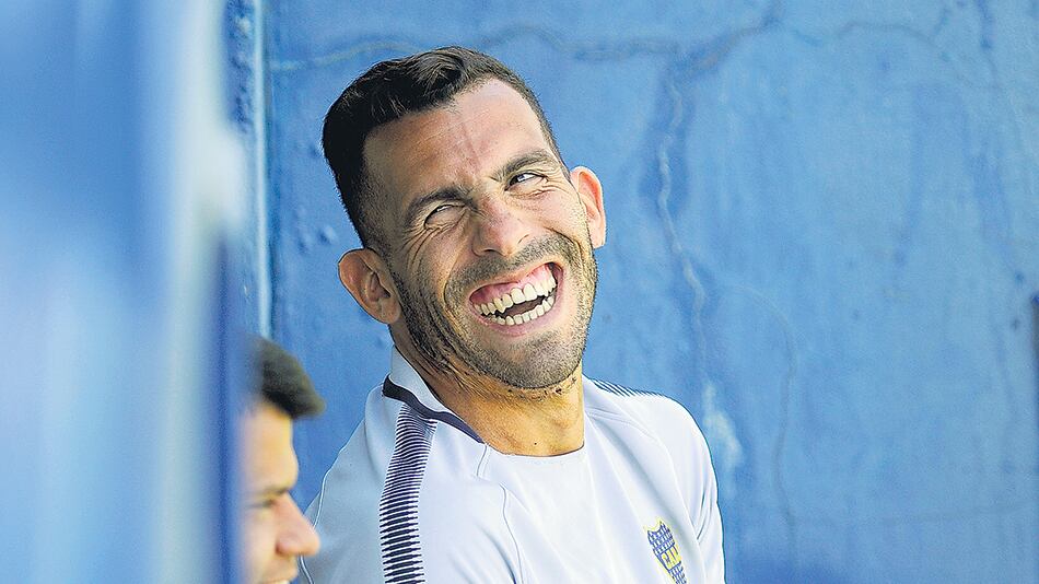 Carlos Tevez: “Los árbitros se equivocan para un lado y para el otro”.