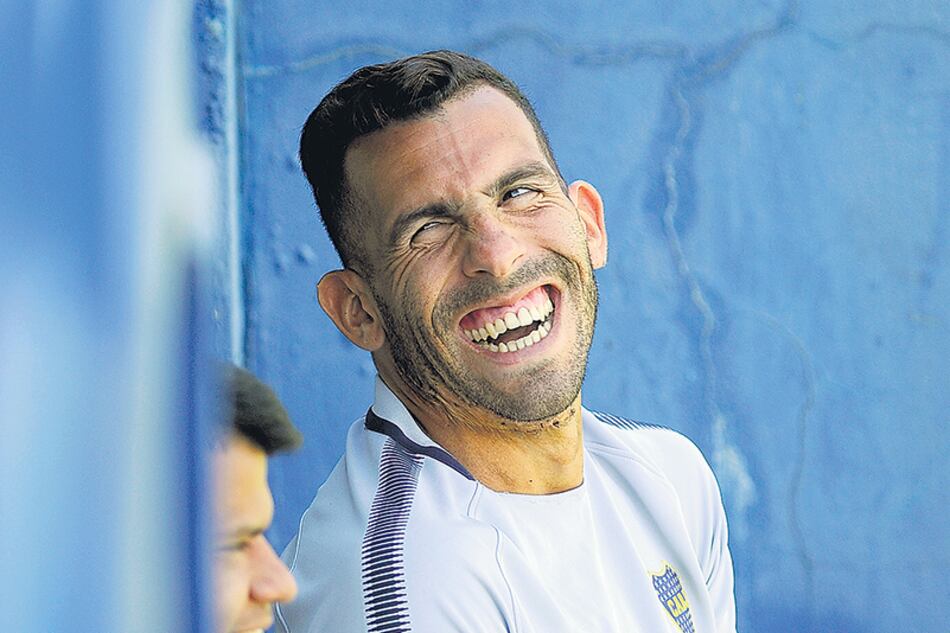 Carlos Tevez: “Los árbitros se equivocan para un lado y para el otro”.
