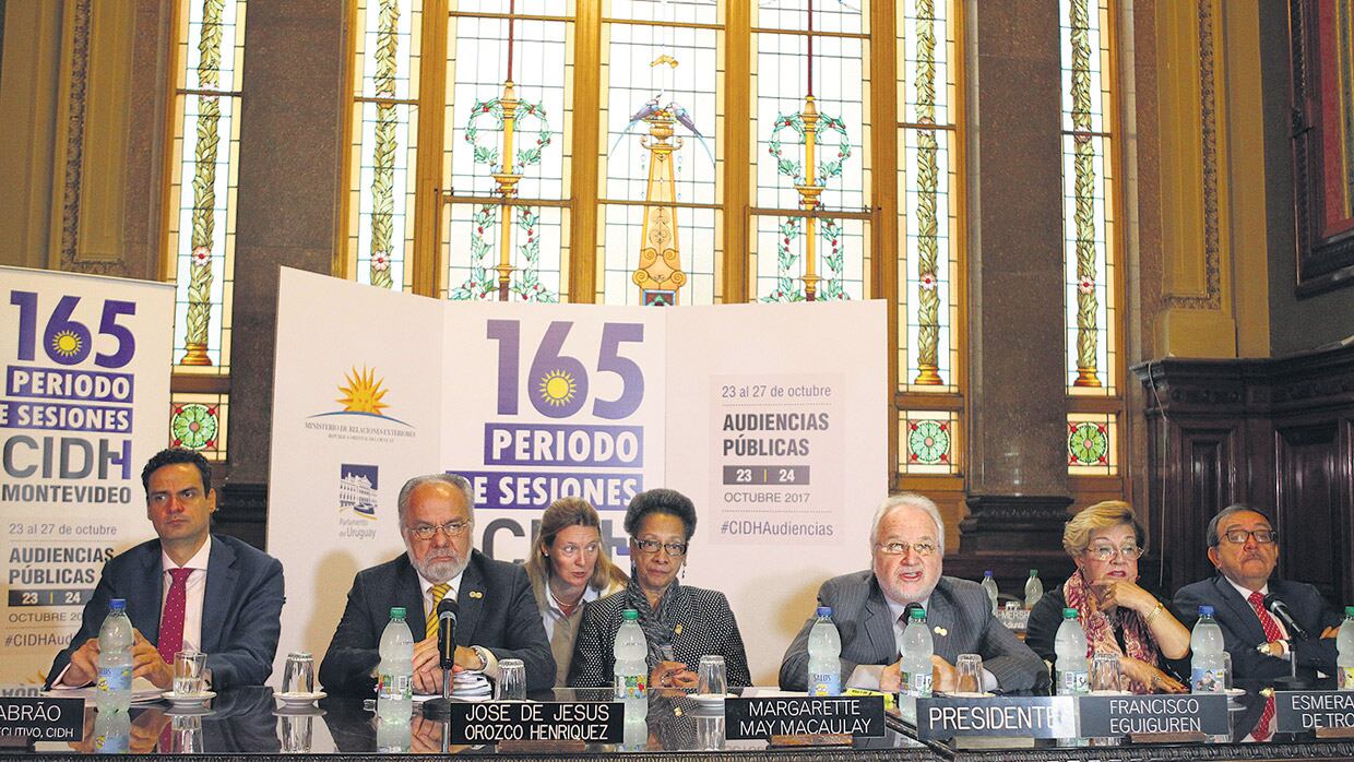 Los integrantes de la Comisión Interamericana dieron ayer una conferencia de prensa en Montevideo, en el Palacio Legislativo.