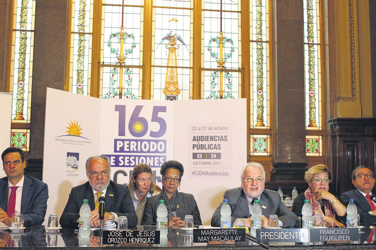 Los integrantes de la Comisión Interamericana dieron ayer una conferencia de prensa en Montevideo, en el Palacio Legislativo.