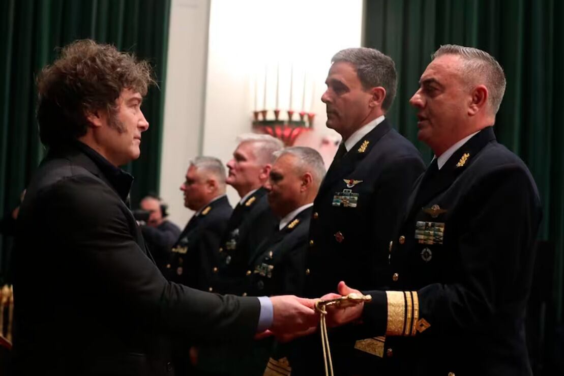 Javier Milei en la entrega de sables a los oficiales de las Fuerzas Armadas.