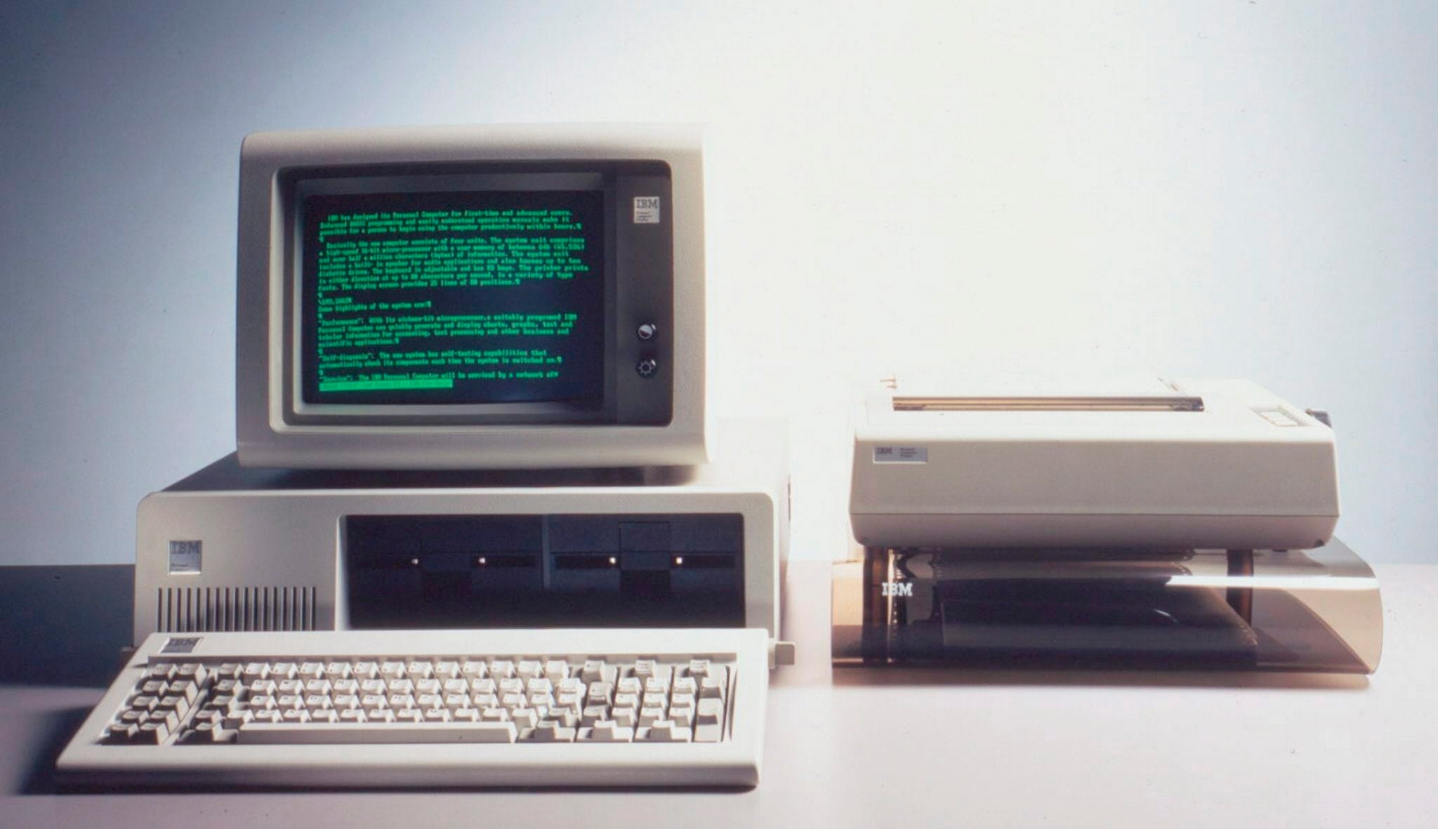 La IBM 5150 (su nombre original) contó físicamente con un teclado QWERTY, un monitor y una CPU del tamaño de una caja de zapatos.Foto: IBM