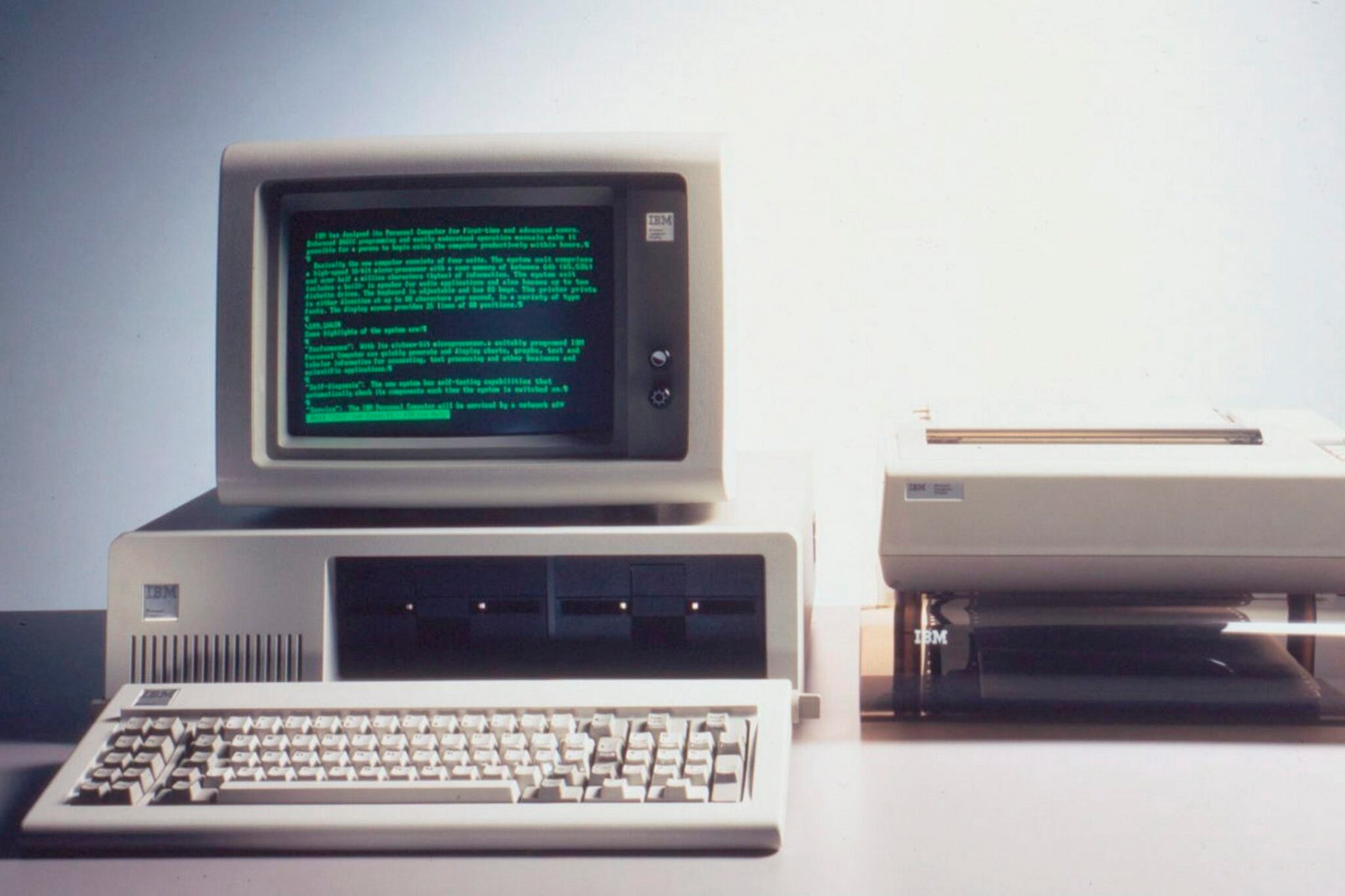 La IBM 5150 (su nombre original) contó físicamente con un teclado QWERTY, un monitor y una CPU del tamaño de una caja de zapatos.Foto: IBM