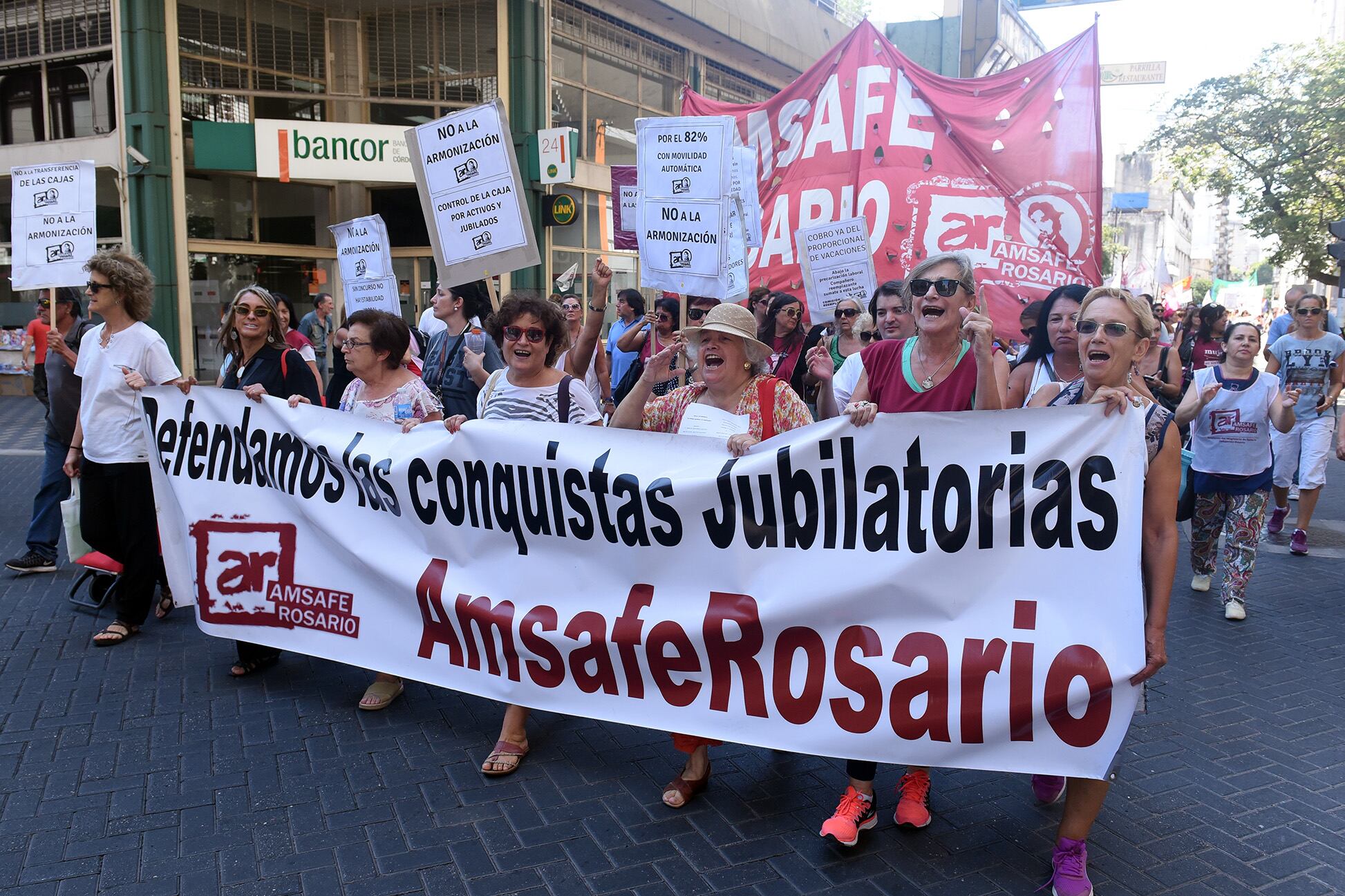 Mientras recorrían calle Santa Fe, los docentes recibieron muestras de apoyo.