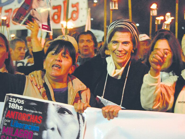 Laura Conte, vicepresidente del CELS, en la marcha de antorchas por la libertad de Milagro Sala.