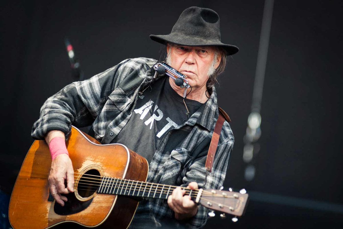 Neil Young instó a que trabajadores de la plataforma abandonen sus puestos "antes de que les coma el alma".