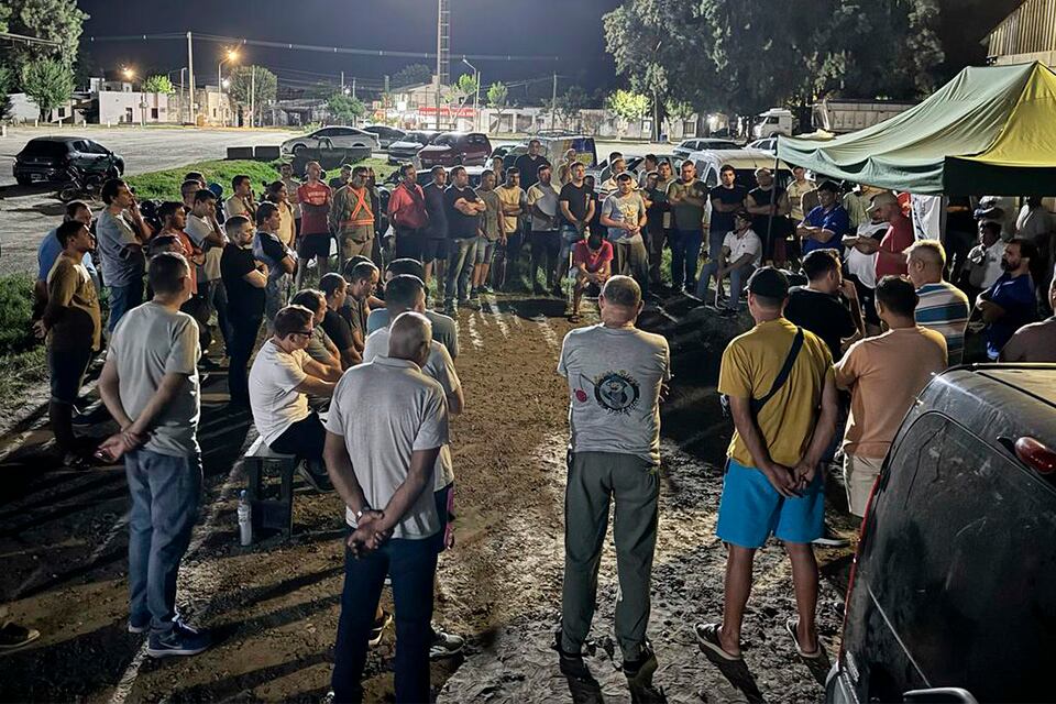 Asamblea nocturna antes de volver al trabajo