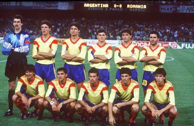 El equipo rumano que jugó ante Argentina en el San Paolo.