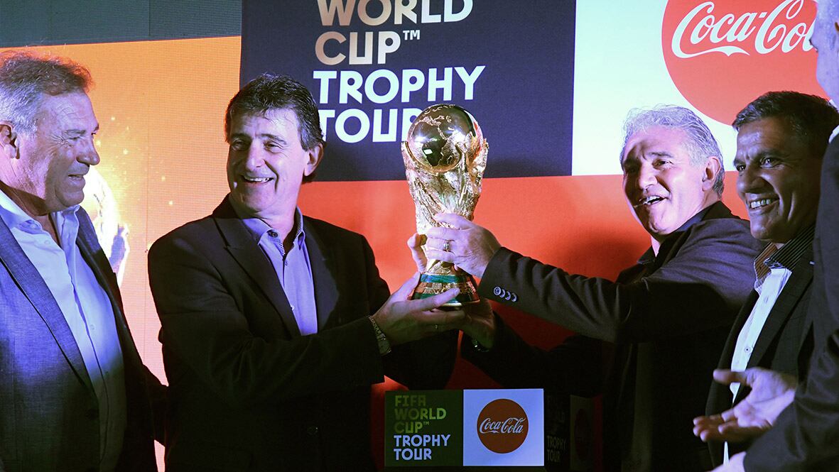 Kempes y Burruchaga con el trofeo que Argentina ganó dos veces.