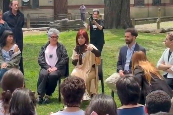 Cristina Fernández de Kirchner visitó a los alumnos de la Universidad Nacional de Artes. 