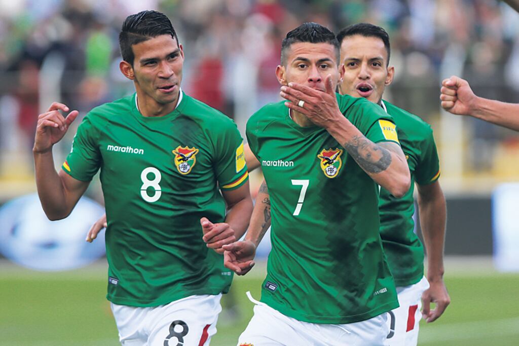 Juan Carlos Arce festeja el gol de Bolivia.