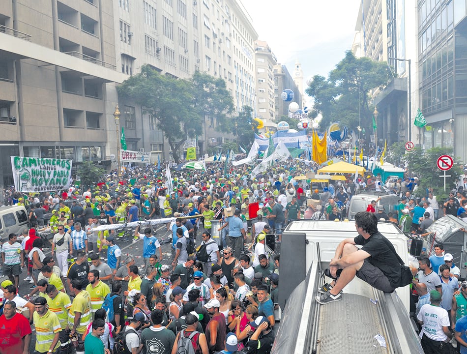 Las columnas de organizaciones gremiales y sociales y de partidos políticos se extendieron por varias cuadras.