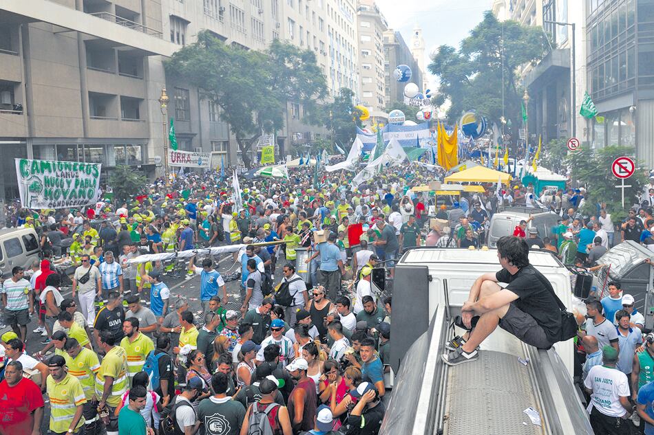 Las columnas de organizaciones gremiales y sociales y de partidos políticos se extendieron por varias cuadras.