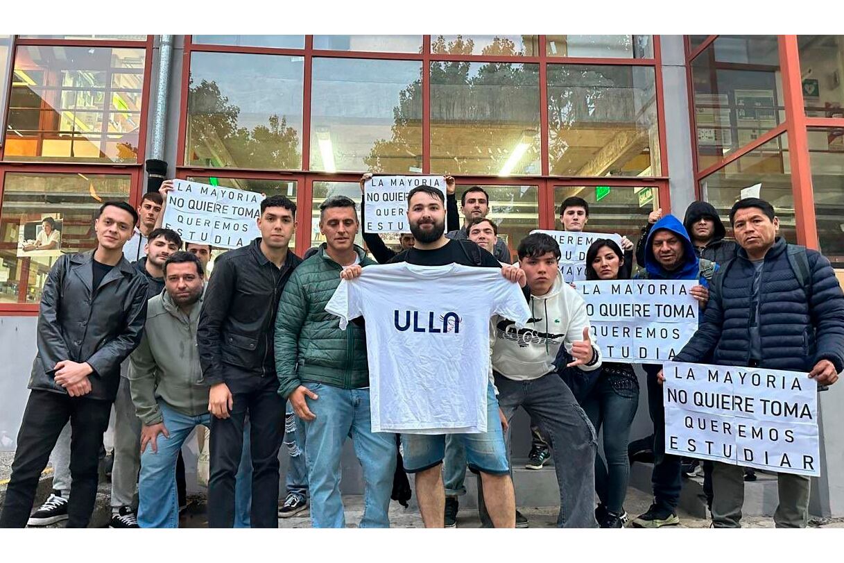 En la foto: libertarios de Quilmes y La Plata antes de ingresar a la UNQ a patotear en la asamblea.