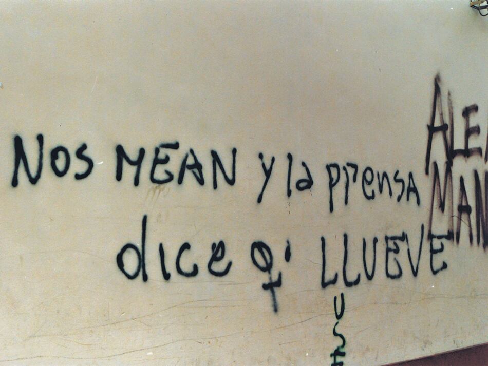 Pintada contra los medios que se multiplicaron en Buenos Aires en 2001 y 2002. Foto de Isabel Garin en Lo que dijo la calle, El Colectivo-2011