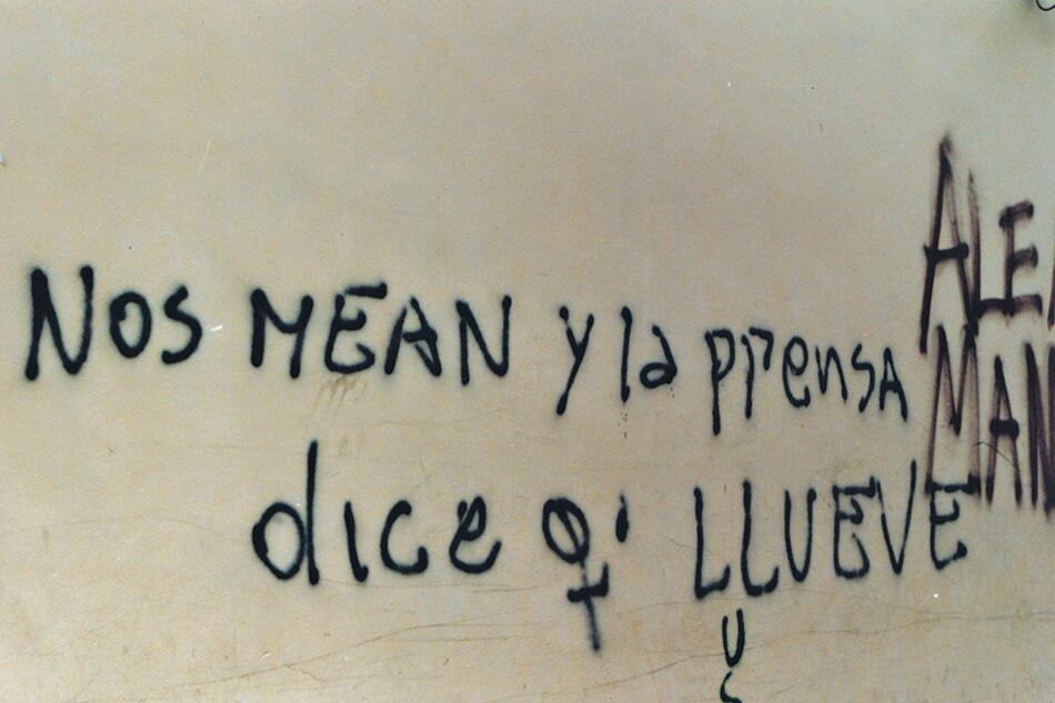 Pintada contra los medios que se multiplicaron en Buenos Aires en 2001 y 2002. Foto de Isabel Garin en Lo que dijo la calle, El Colectivo-2011
