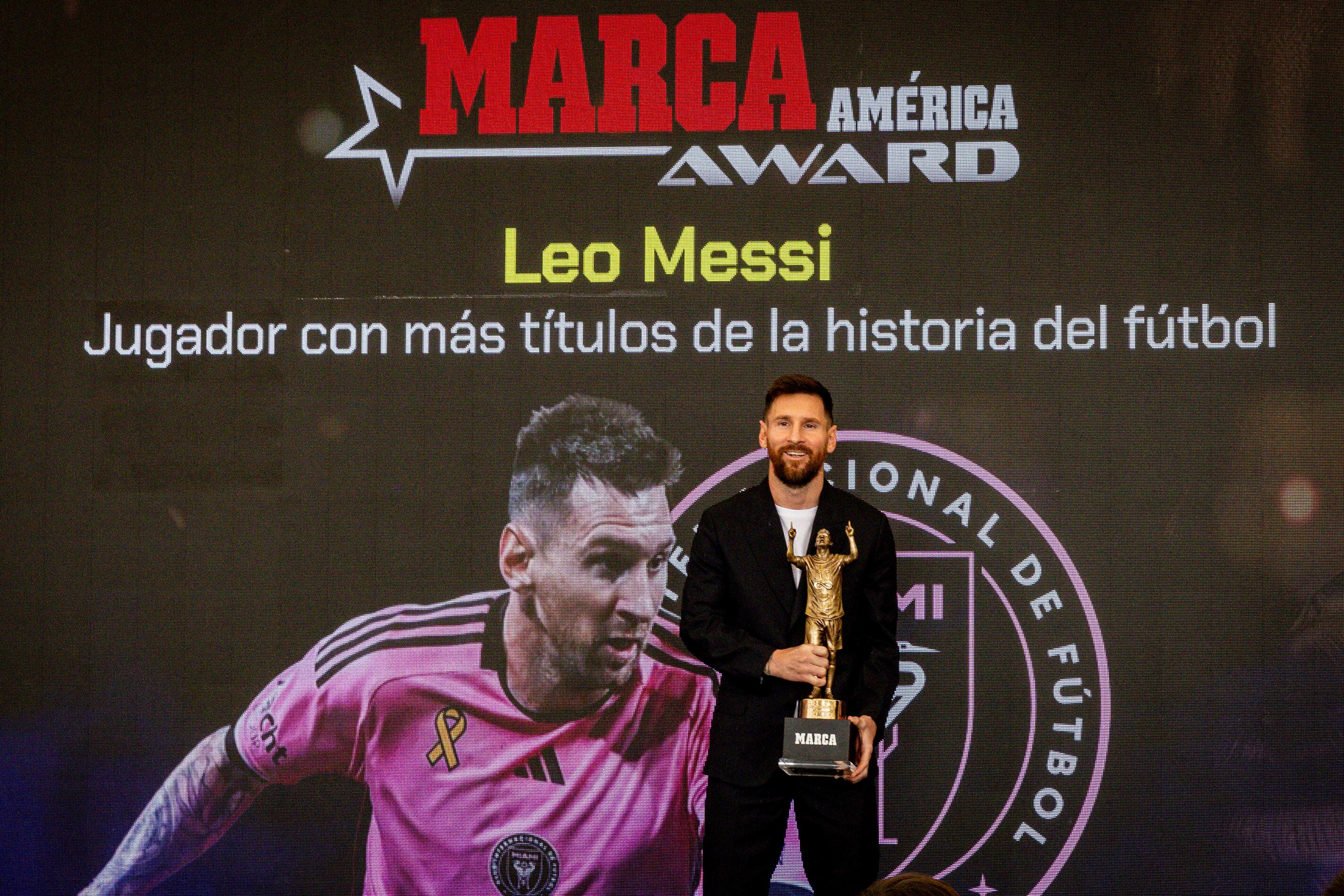 Otro trofeo para el impresionante museo personal de la Pulga