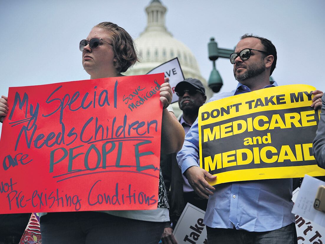 Manifestantes protestan en contra de la derogación del plan de salud de Obama, en el Capitolio, durante un acto en el que habló Bernie Sanders.