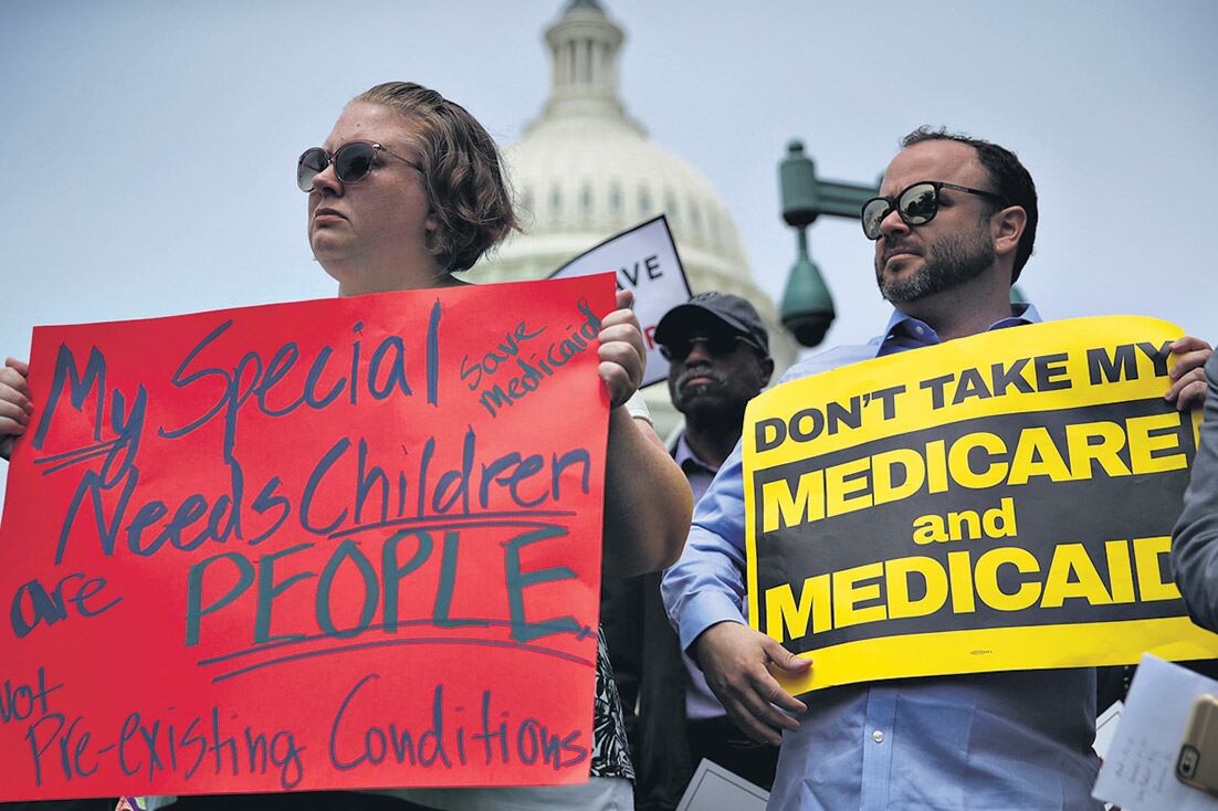 Manifestantes protestan en contra de la derogación del plan de salud de Obama, en el Capitolio, durante un acto en el que habló Bernie Sanders.