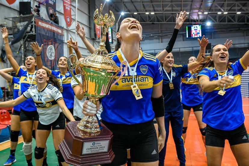 Chu Cossar y sus compañeras con la Copa de la Liga Argentina 2023