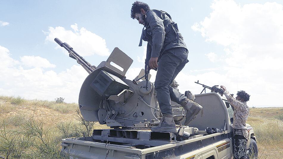 Fuerzas leales a Trípoli se enfrentan a la ofensiva liderada por el general Haftar.