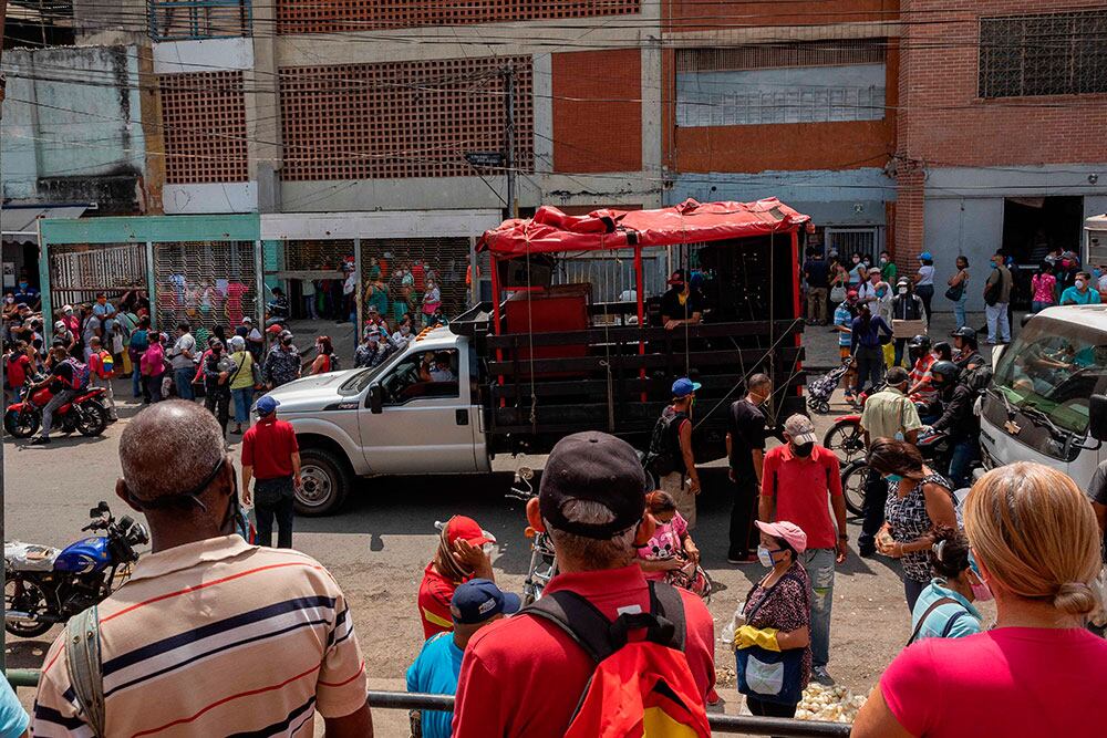 Un camión del gobierno en Caracas pide que la gente se quede en su casa. 