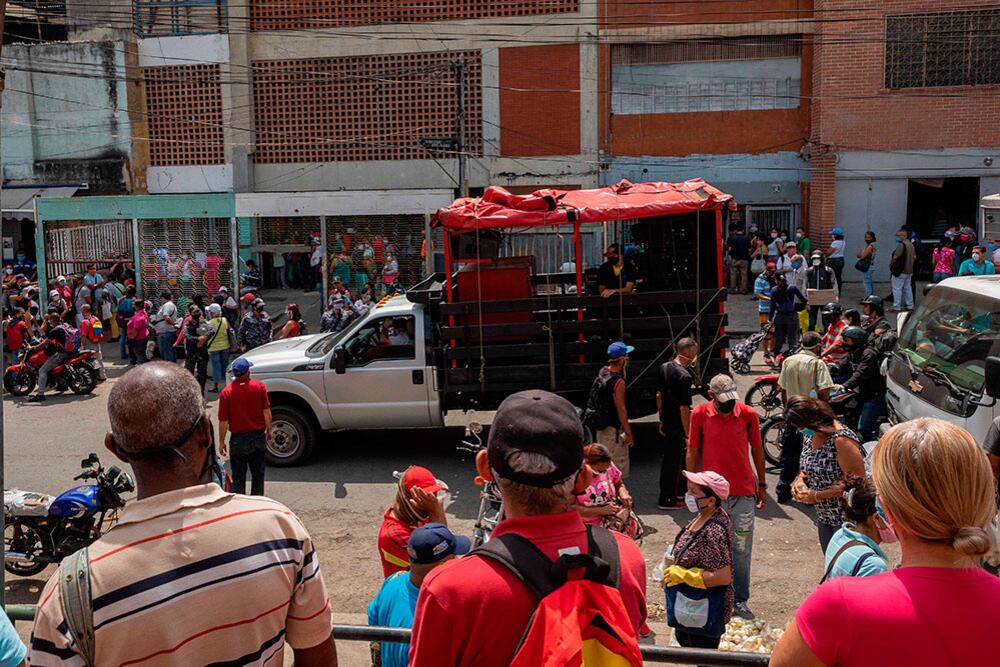 Un camión del gobierno en Caracas pide que la gente se quede en su casa.