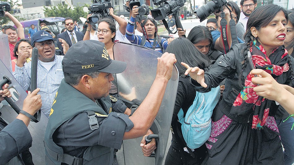 Policías empujan a manifestantes cerca de la clínica donde está internado Fujimori.