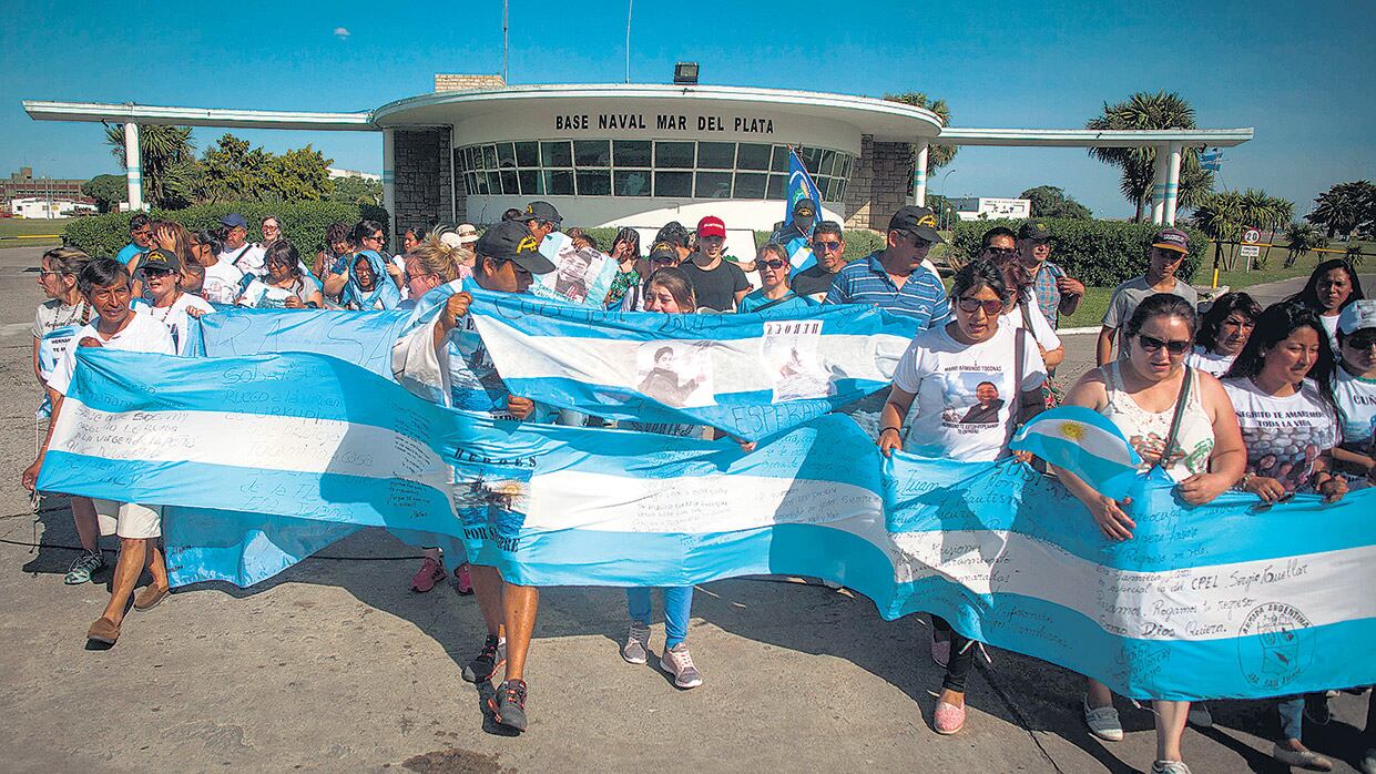 Familiares y amigos de los marinos frente a la Base Naval de Mar del Plata.