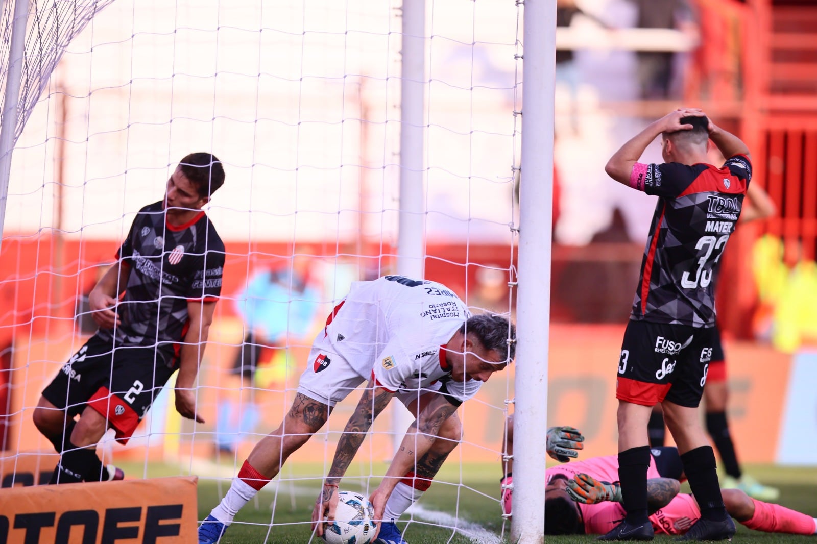 La pelota ya entró para el triunfo agónico de Newell's Old Boys