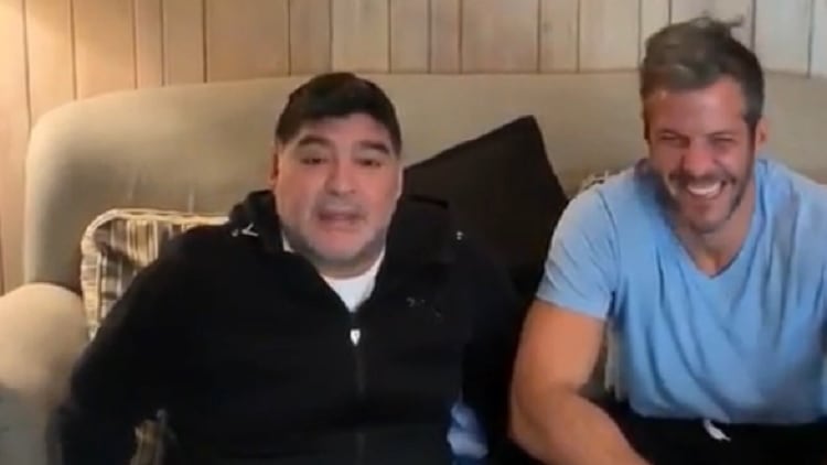 Maradona en el video, junto a uno de sus médicos. 