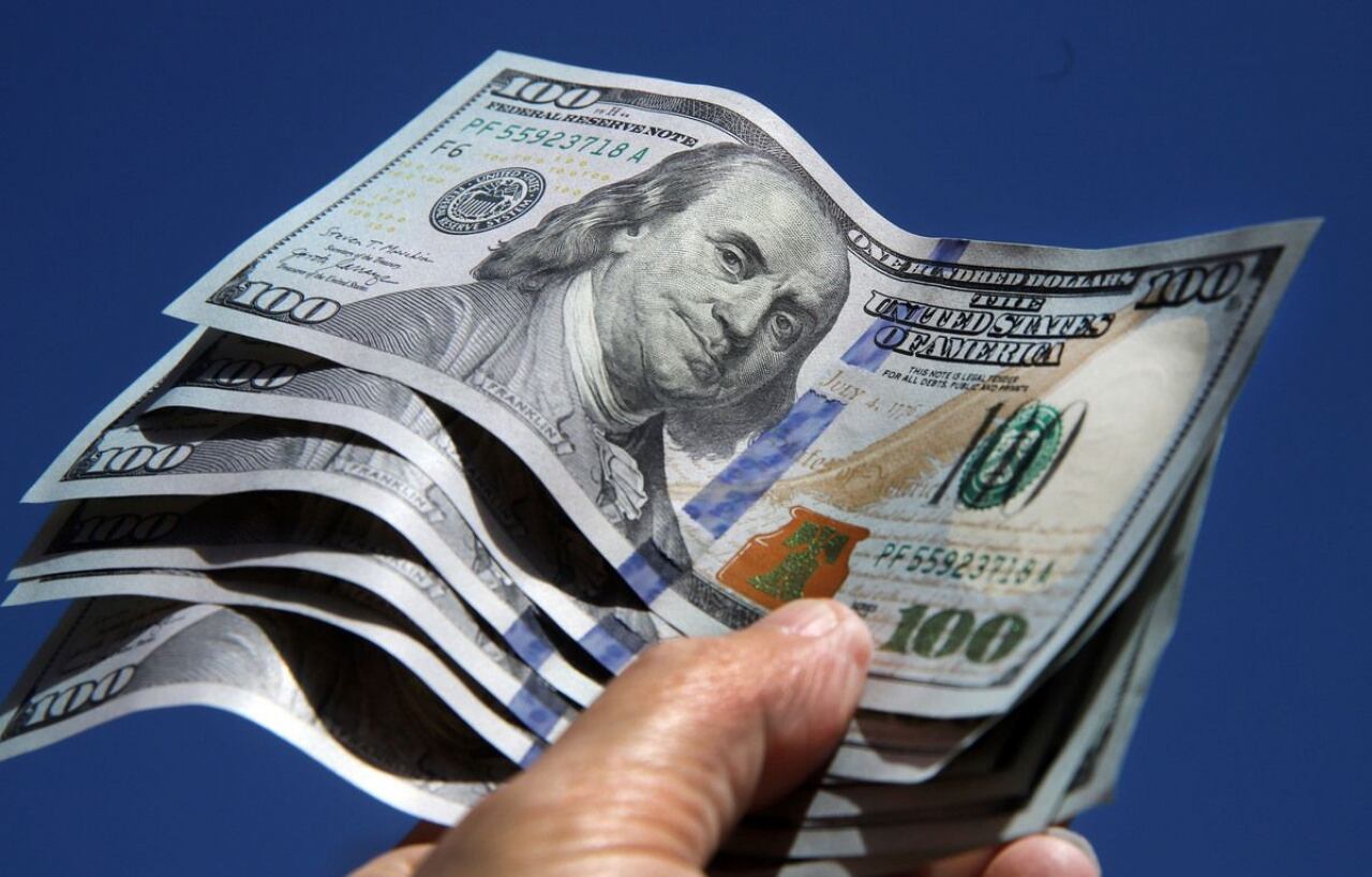 En septiembre de 2020, el Banco Central estableció limitar el acceso al mercado cambiario a quienes fueran beneficiarios de algún plan o programa de ayuda social.

 Imagen: NA.