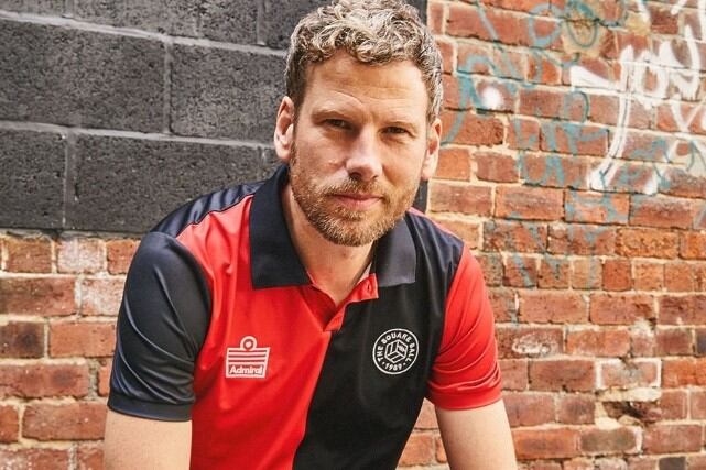El bajista de la banda Kaiser Chiefs, Simon Rix, la cara del lanzamiento de la camiseta.