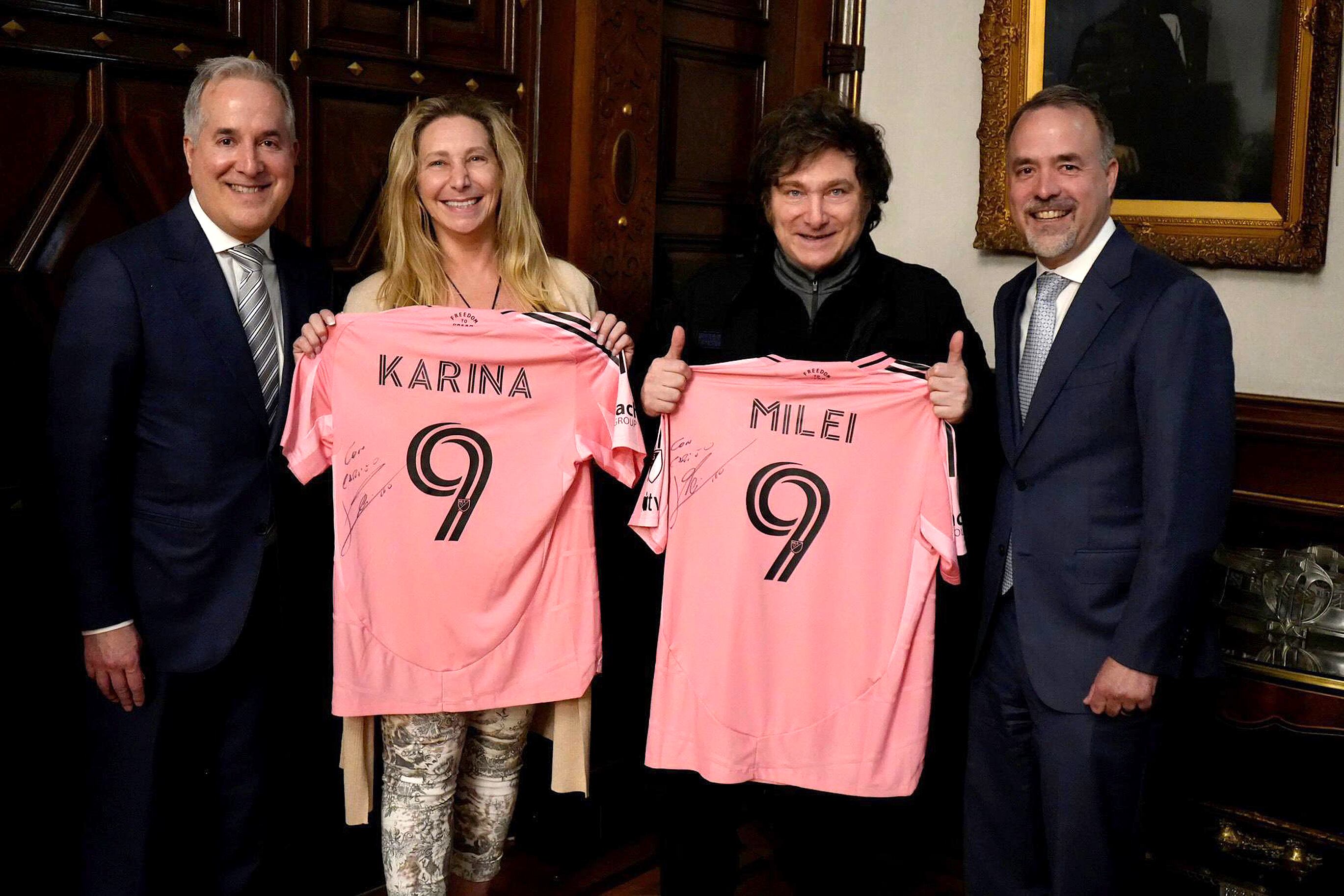 Mas Canosa les llevó a Karina y Javier Milei camisetas de Messi autogradiadas.