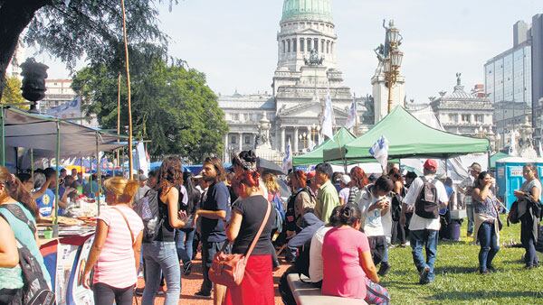 La manifestación fue pacífica, pese a que la policía estrenó la jornada con bastonazos y gas pimienta.