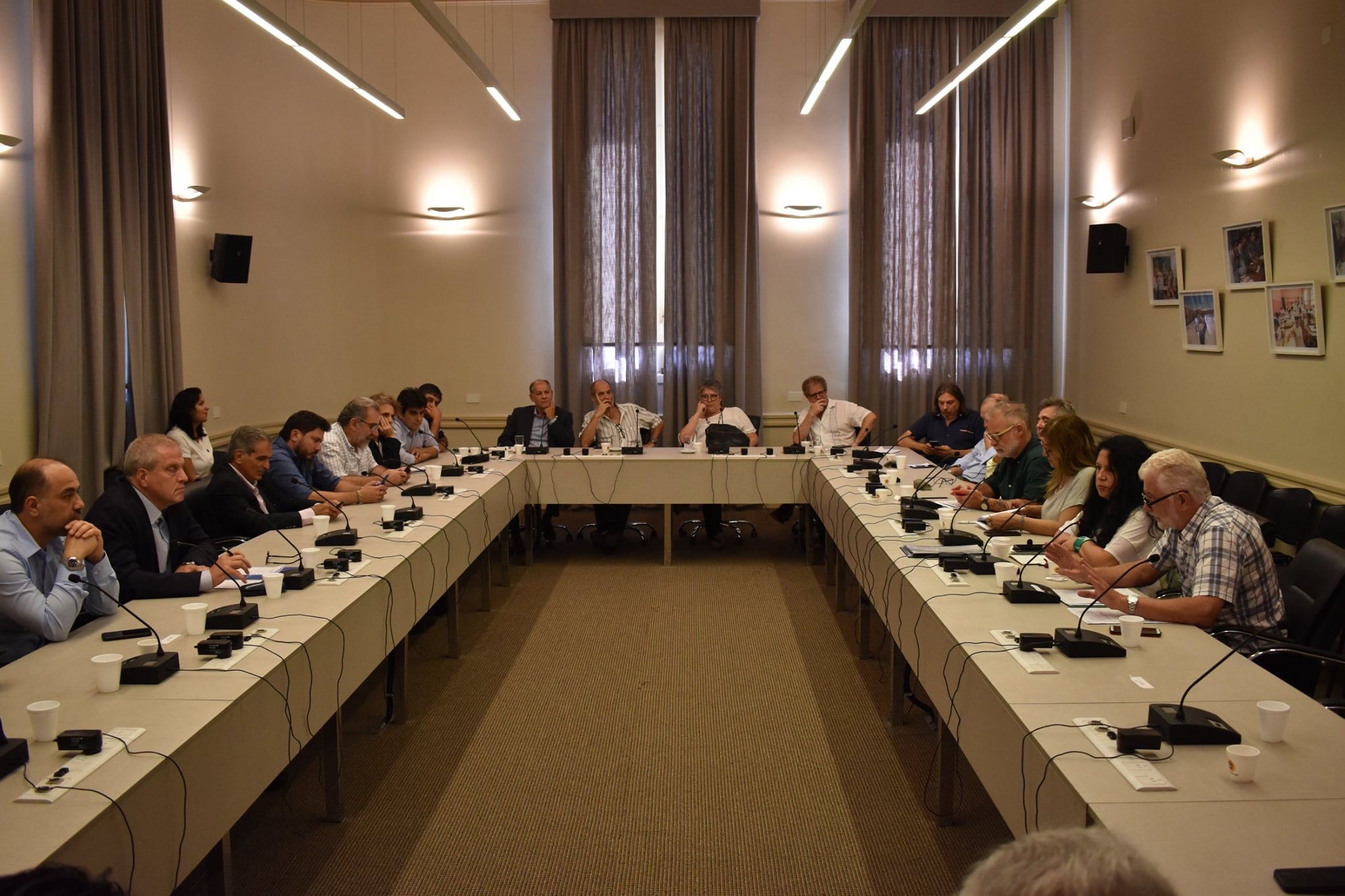 Funcionarios y dirigentes gremiales se reunieron en el Ministerio de Educación. 