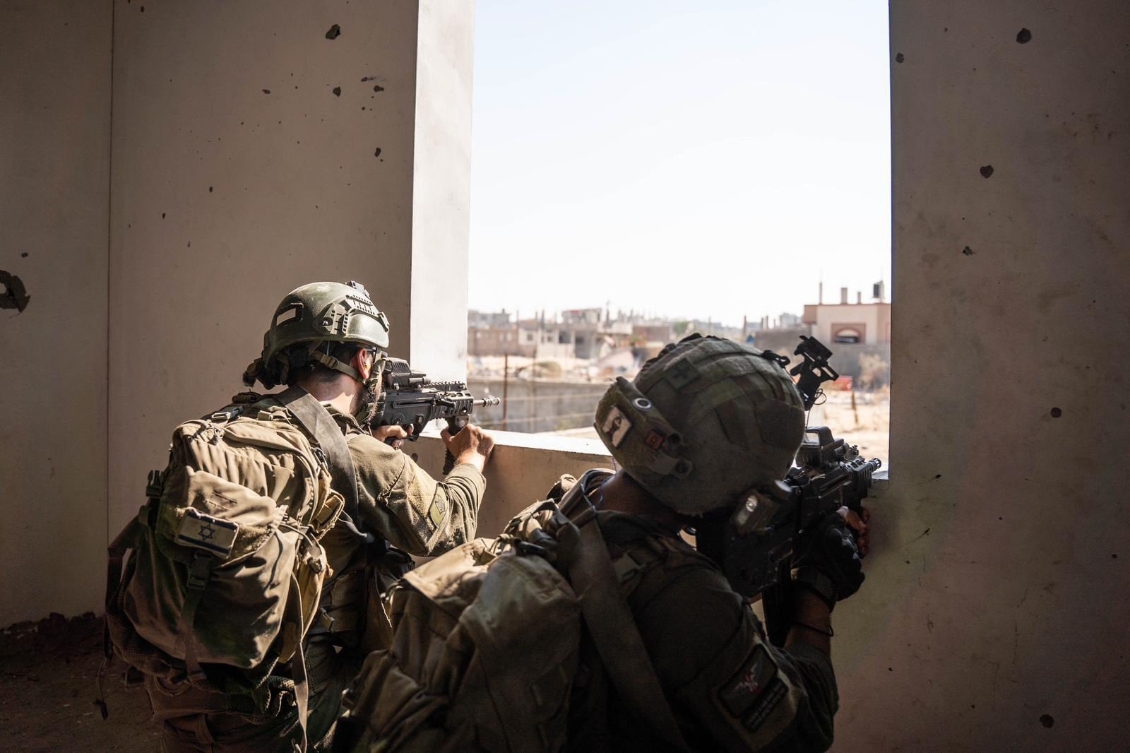 Las tropas israelíes argumentan que Hamas dispara proyectiles desde Jan Yunis