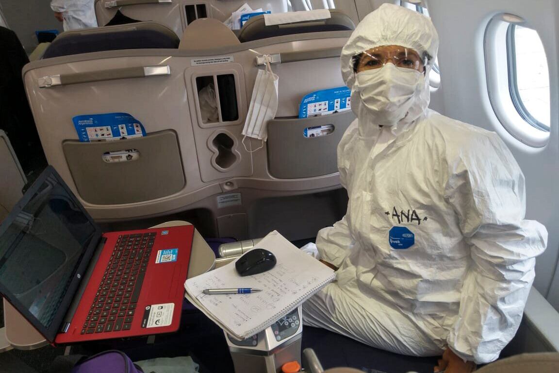 Analía Fronti en su trabajo en el avión de Aerolíneas Argentinas que voló a Shangai.