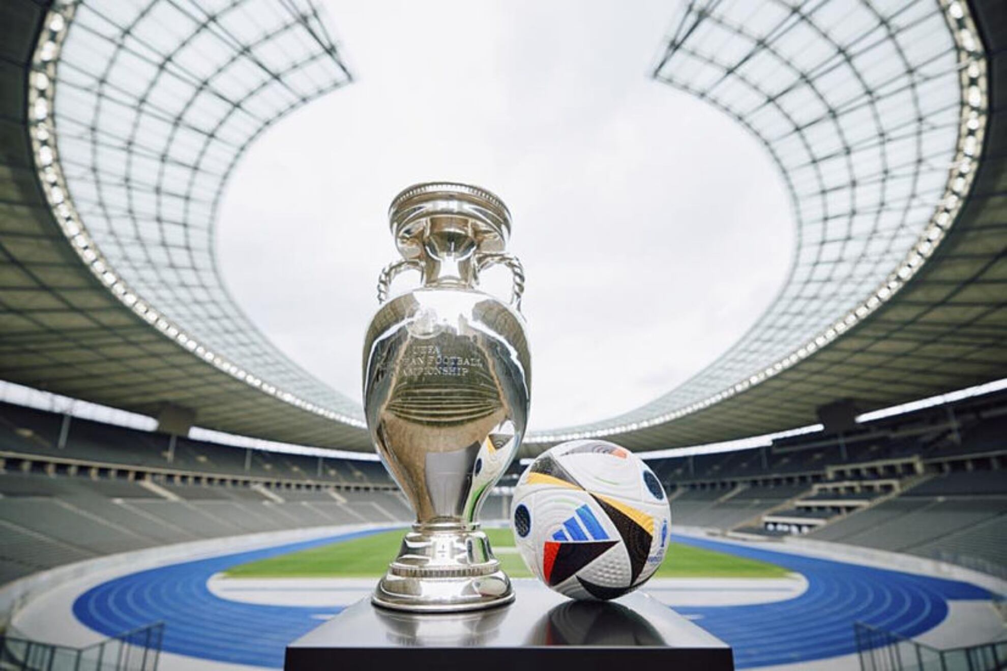 Trofeo y pelota de la Eurocopa 2024.