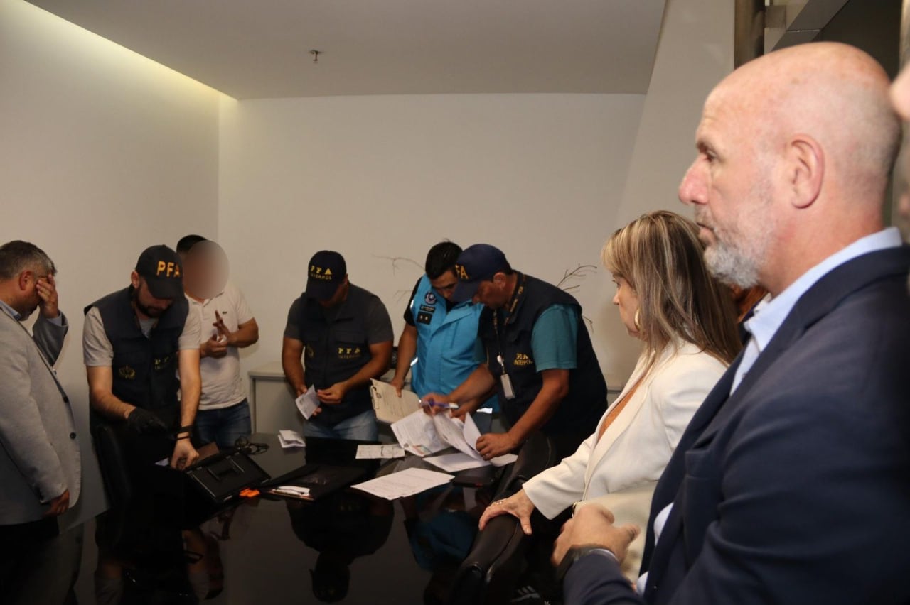 Waldo Wolff, ministro de Seguridad porteño, junto con efectivos policiales y el detenido.