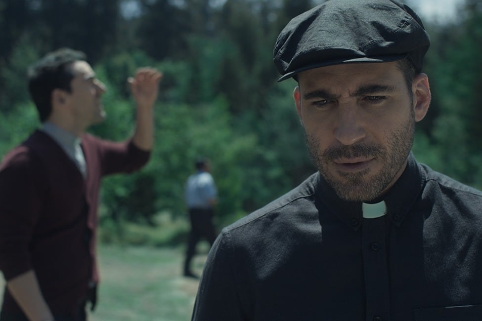 Las increíbles sanaciones de un clérigo vuelven la fe algo infernal.