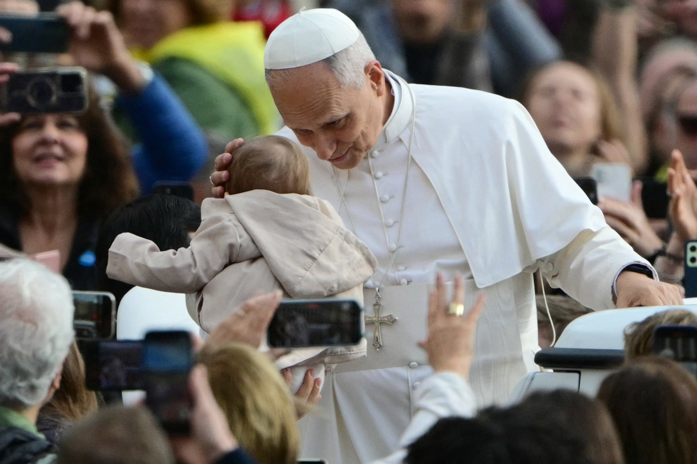 León XIV bendice un bebé en la Plaza de San Pedro.del Vaticano.