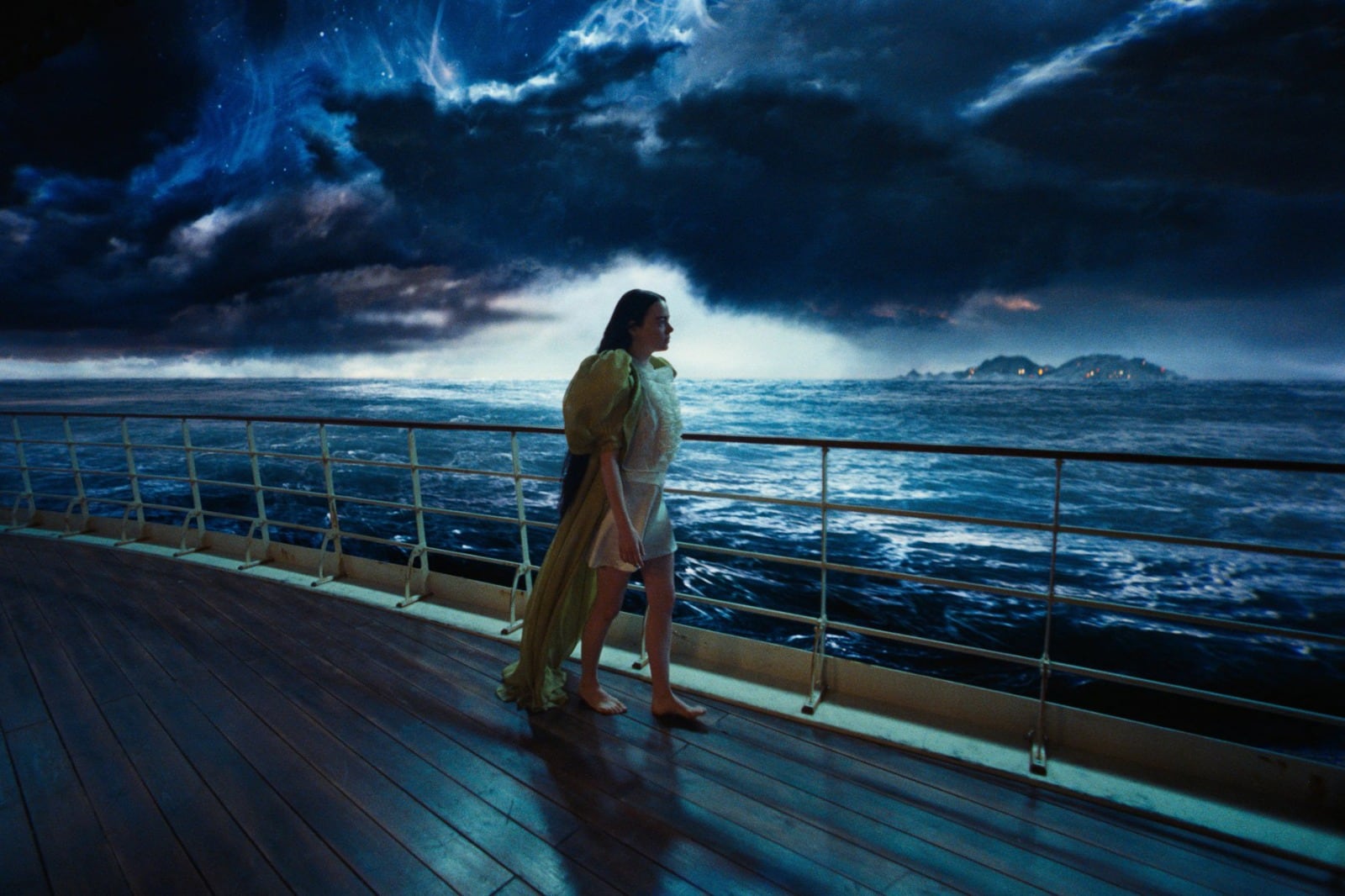 Emma Stone encabeza un elenco que realiza una labor asombrosa.