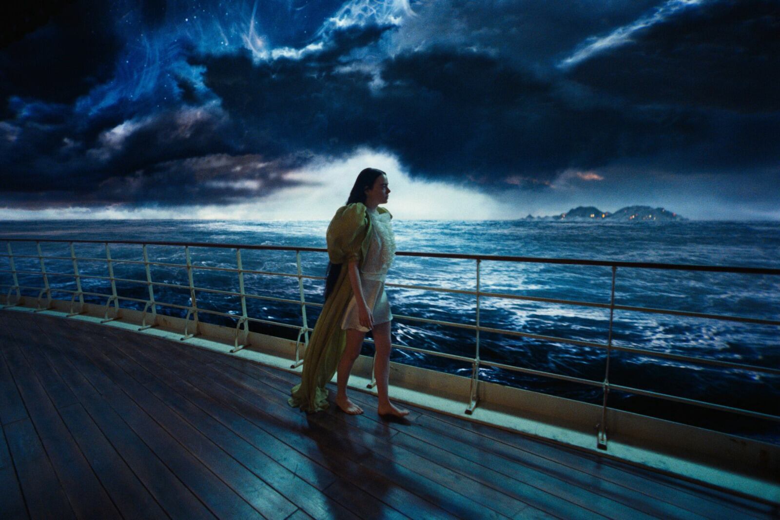 Emma Stone encabeza un elenco que realiza una labor asombrosa.