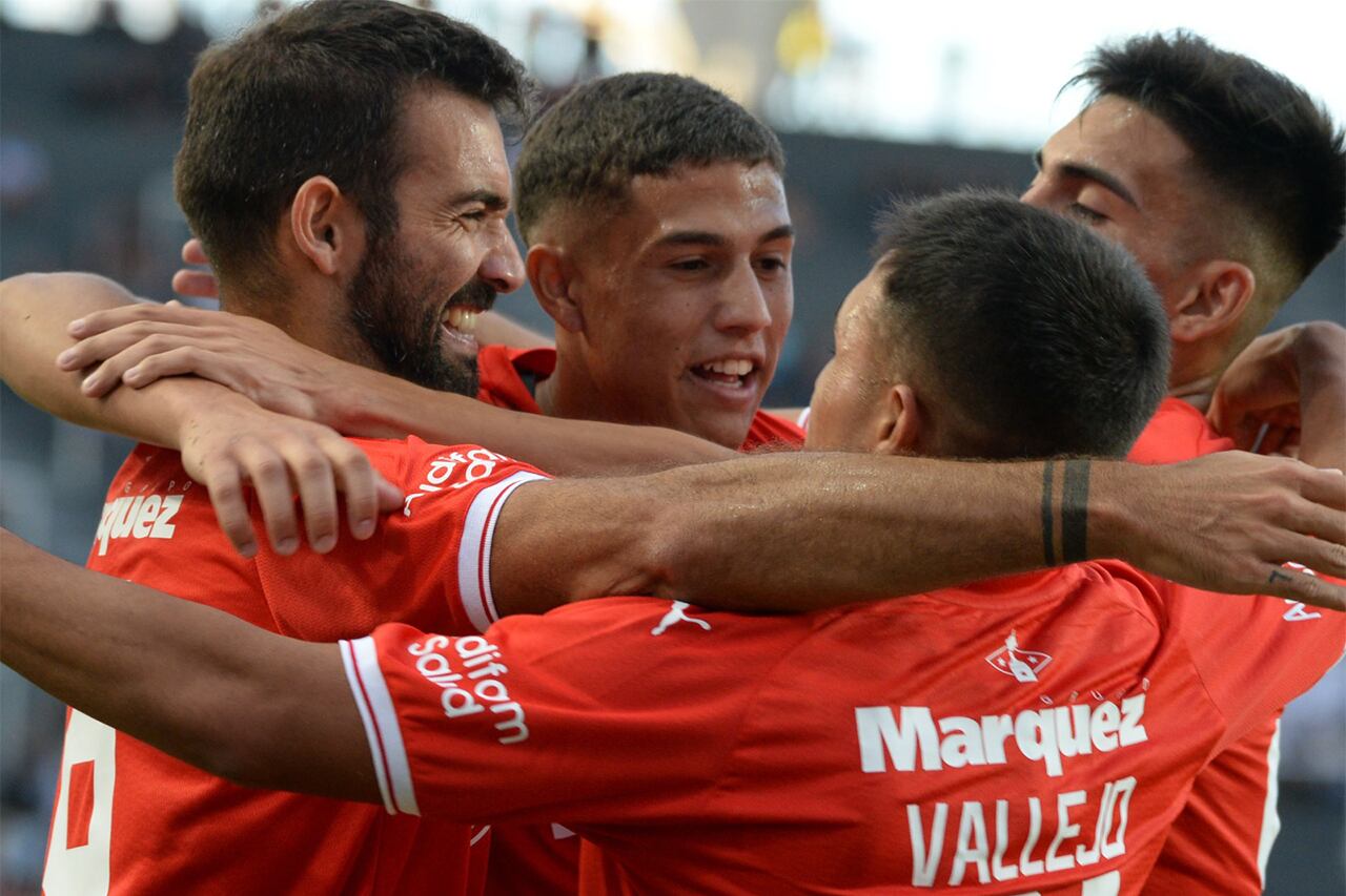 Festejo colectivo de Independiente, que puso fin a una seguidilla de siete partidos sin triunfos