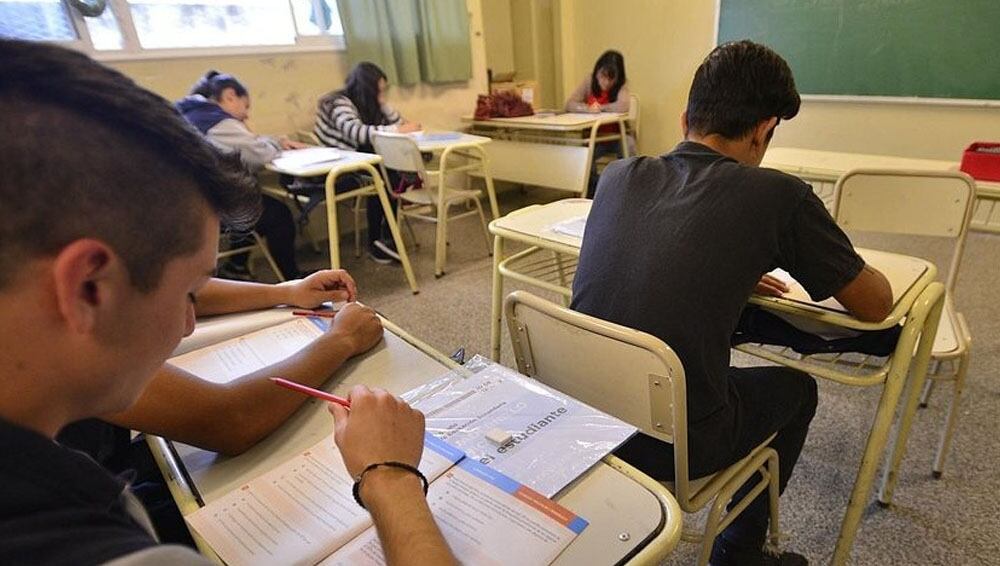 Los estudiantes locales son los más propensos a distraerse con el uso de celulares durante las clases.(Foto: Istock)