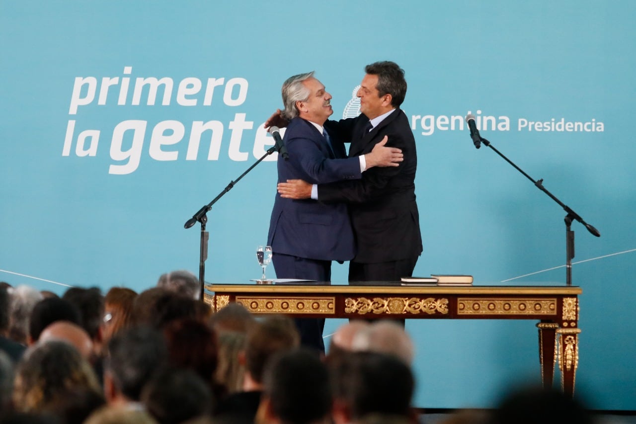 El momento del abrazo, en la jura de Massa como ministro. 