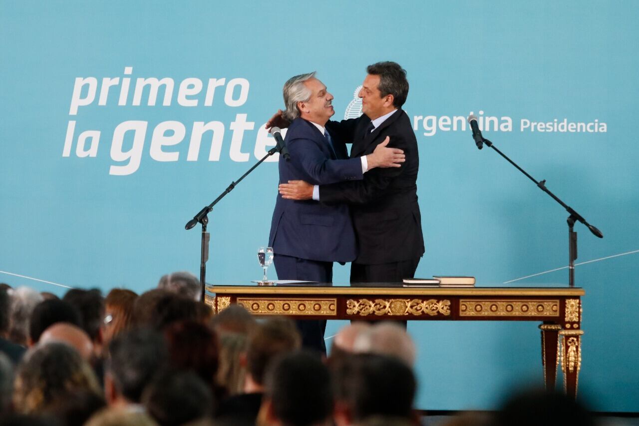 El momento del abrazo, en la jura de Massa como ministro. 